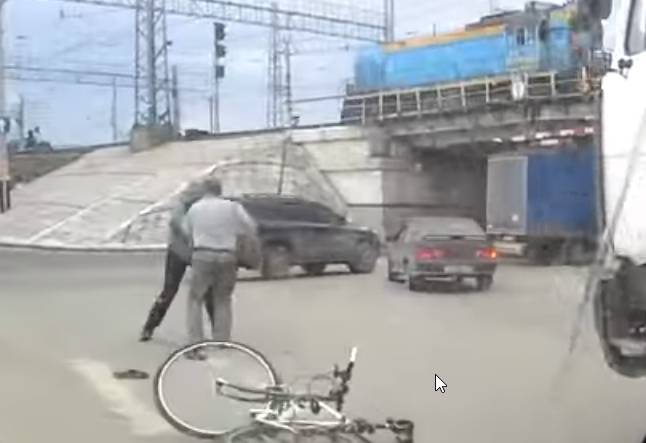 Маз против велосипедиста 