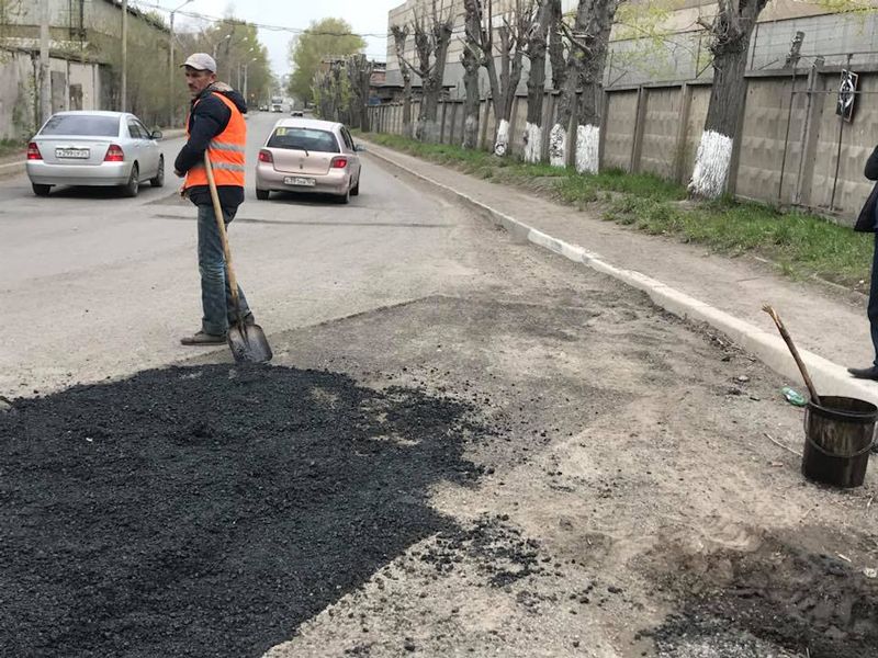Кладут асфальт в мусор
