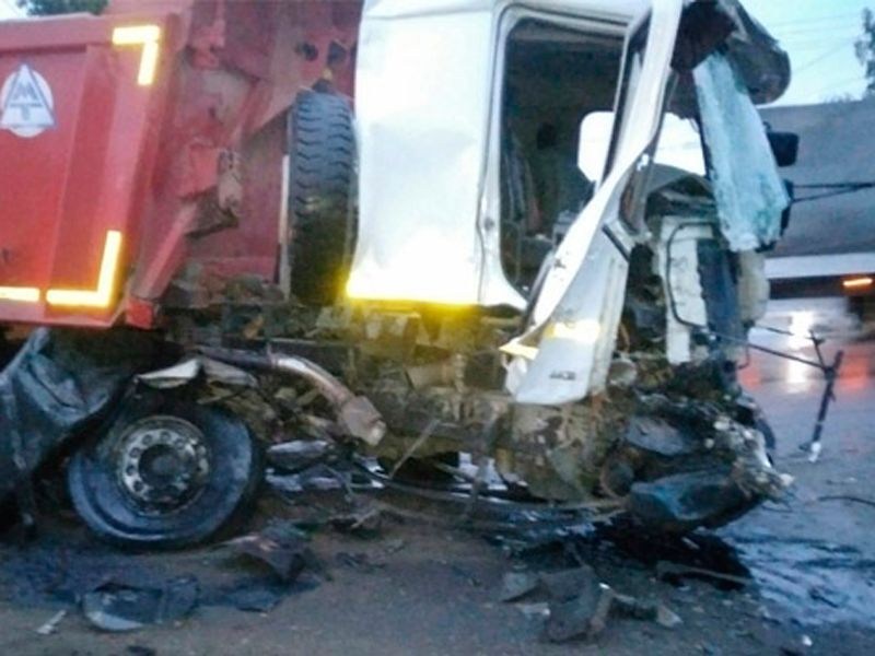 Самосвал врезался в столб