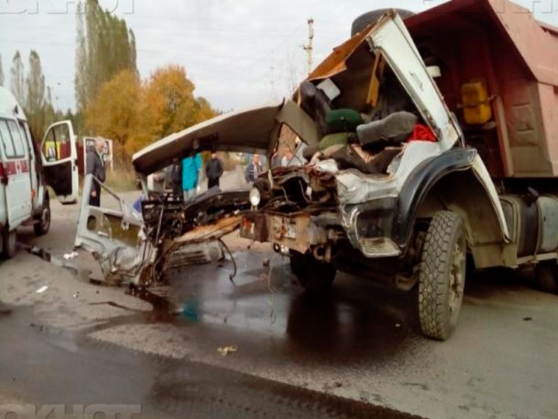 Столкнулись 2 самосвала при странных обстоятельствах