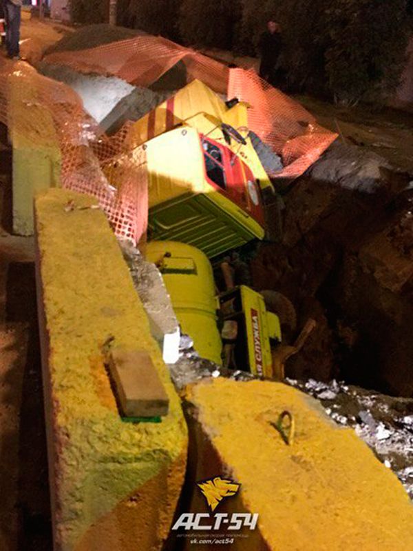 Зил попал в яму